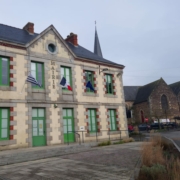 Maire de Romillé et Eglise en arrière plan