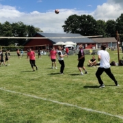 Matche de volley sur le tarrain d'honneur de foot par beau temps.