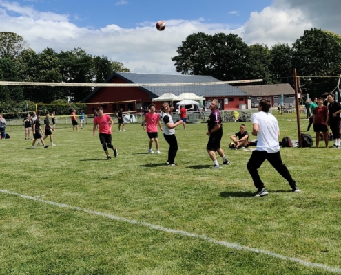 Matche de volley sur le tarrain d'honneur de foot par beau temps.